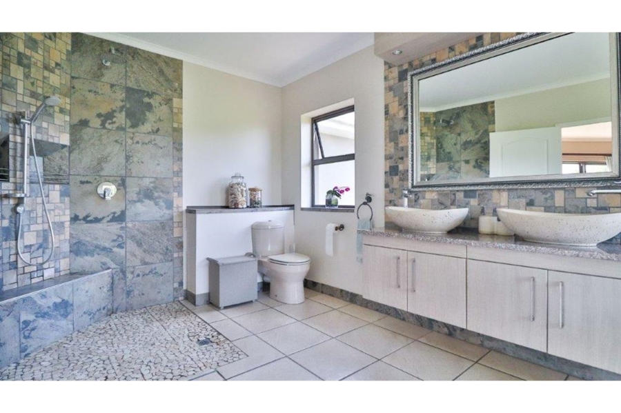 6 Bedroom Property for Sale in Lovemore Park Eastern Cape